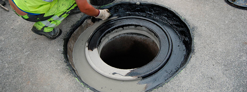 Установка люка из чугуна