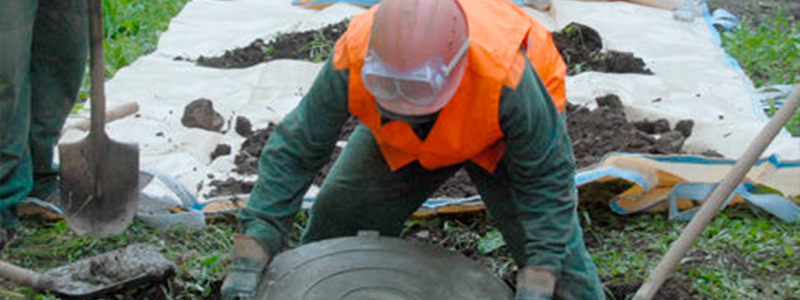 Как не нужно устанавливать люк на дорогу